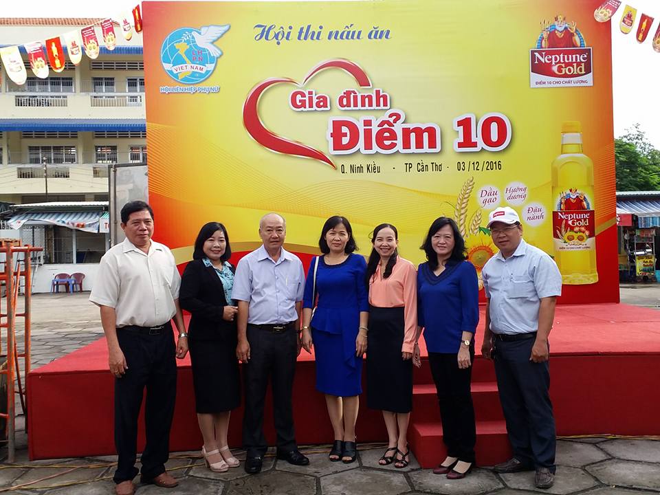 Hội LHPN quận Ninh Kiều phối hợp với nhãn dầu ăn Neptune Gold tổ chức ...