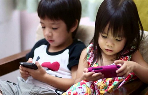 Coi chừng trẻ bị loạn thần do nghiện tivi, smartphone