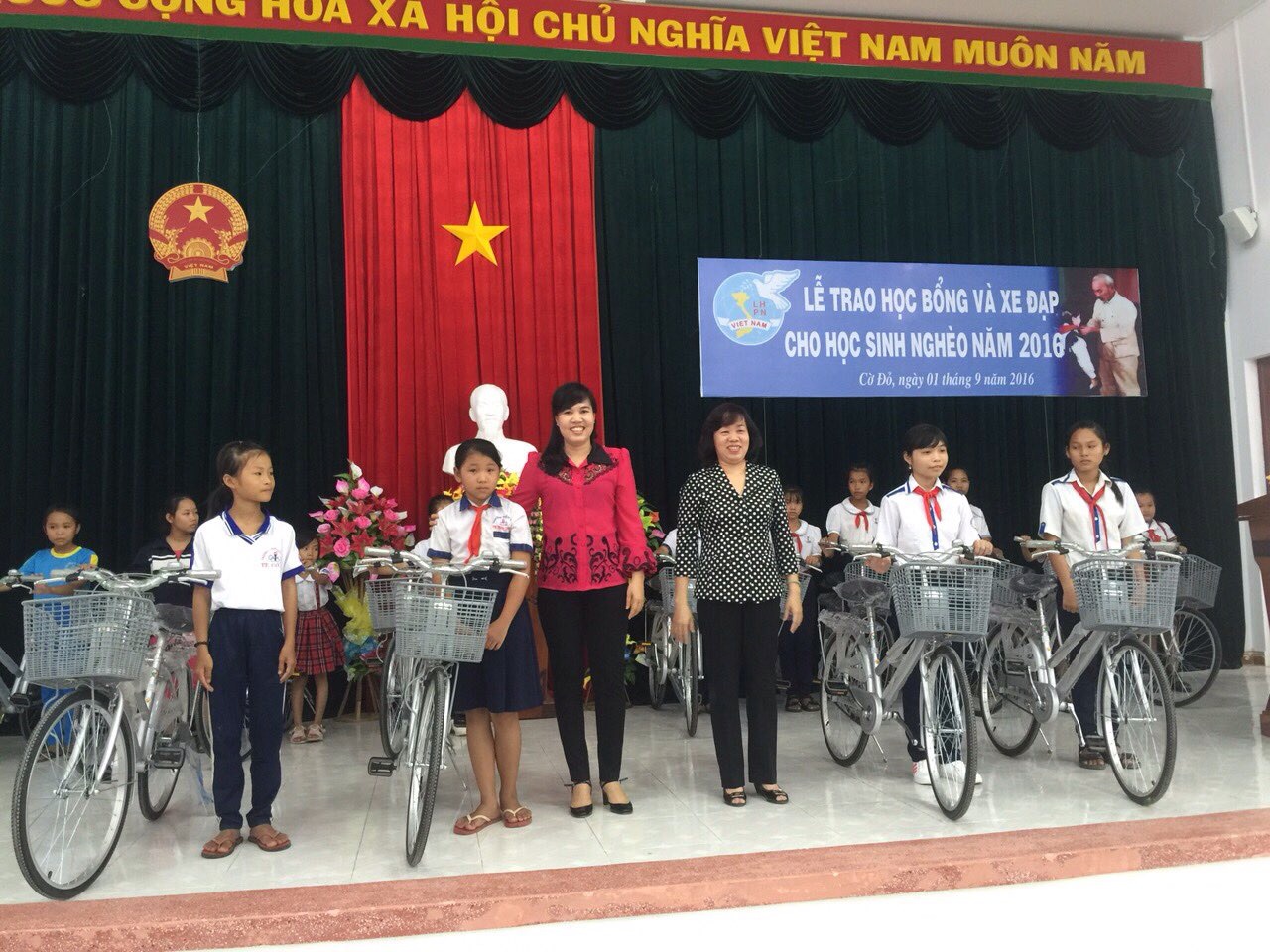 Quan tâm chăm lo cho học sinh nghèo vượt khó học giỏi