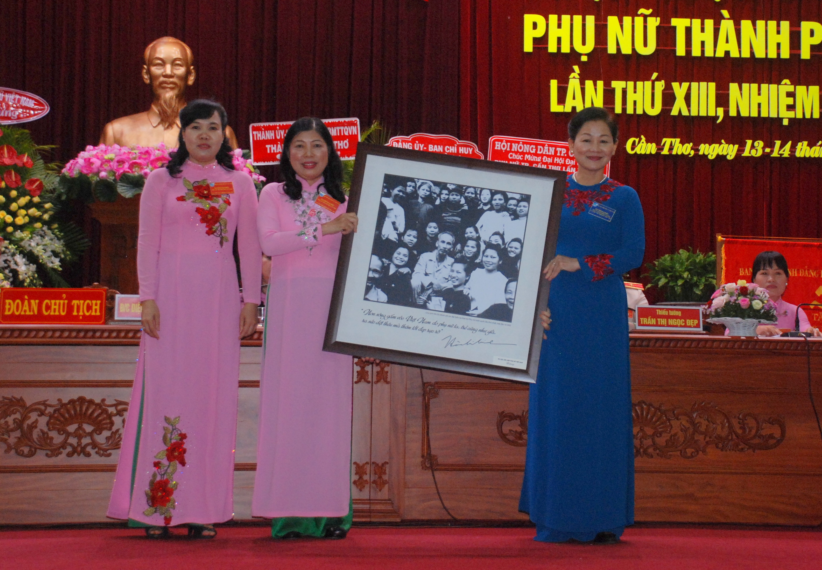 đ.c Trần Thị Hương - PCT TW Hội trao tặng ảnh Bác Hồ dự ĐHĐB phụ nữ toàn quốc lần thứ nhất cho lãnh đạo Hội 