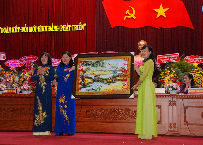 đ.c Phan Thị Hồng Nhung-Chủ tịch MTTQ VN  tặng tranh cho lãnh đạo Hội