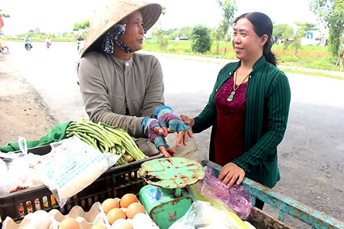 Cùng chị em vượt khó