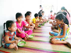Để nâng cao chất lượng, hiệu quả các điểm giữ trẻ mùa lũ