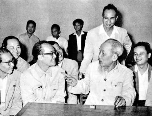 Tư tưởng Hồ Chí Minh về trọng dụng trí thức và những gợi mở cho hôm na...
