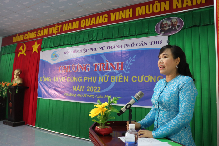 Hội Liên hiệp Phụ nữ TP Cần Thơ tặng quà cho phụ nữ và trẻ em xã biên giới của tỉnh Kiên Giang