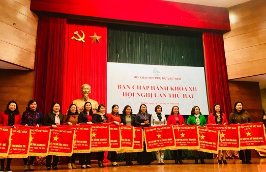 Hội LHPN TP Cần Thơ nhận cờ của Trung ương Hội LHPN Việt Nam năm 2017