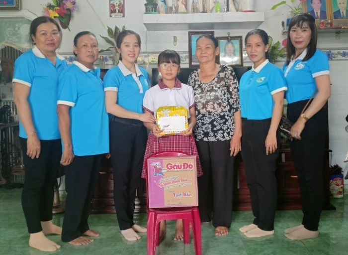 Hội Liên hiệp Phụ nữ xã Thạnh Tiến trao quà hỗ trợ trẻ mồ côi