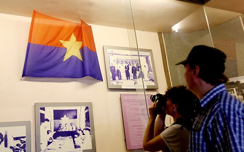 Người phụ nữ may cờ Mặt trận Dân tộc Giải phóng miền Nam Việt Nam