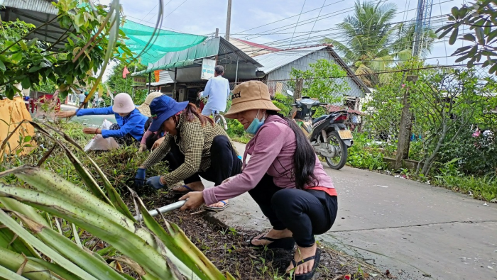 Phụ nữ Thạnh Tiến thực hiện công trình tham gia nâng chất các tiêu chí nông thôn mới
