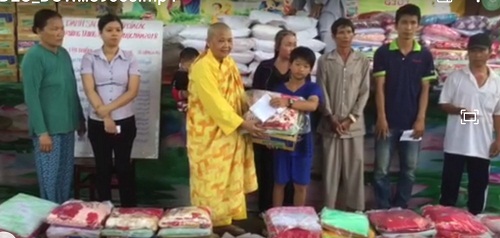 CLB phụ nữ Tôn giáo tặng 200 phần quà cho nạn nhân chất độc da cam, ng...