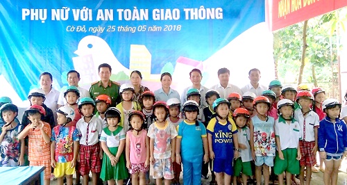 Phụ nữ Cờ Đỏ tích cực tham gia giữ gìn trật tự an toàn giao thông