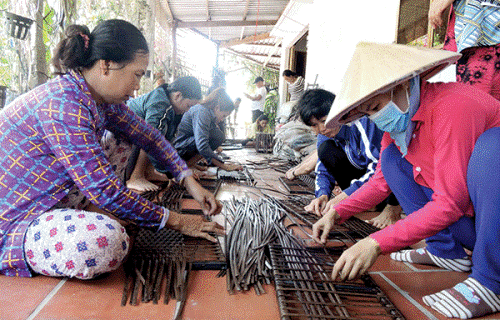 Mô hình đan dây nhựa của phụ nữ ấp Thắng Lợi