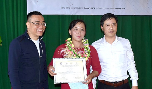 Chị Nguyễn Thị Kiều Oanh vinh dự nhận giải tài chính vi mô tiêu biểu C...