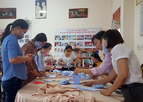 Hội LHPN Huyện Vĩnh Thạnh may tặng khẩu trang cho học sinh, hội viên phụ nữ và người dân