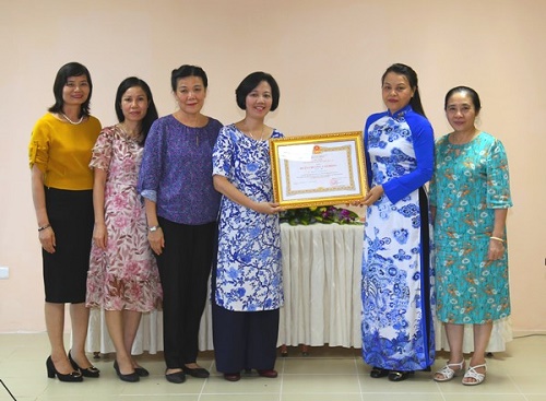Trao Huân chương Lao động hạng Nhì cho Giám đốc Bảo tàng Phụ nữ Việt N...
