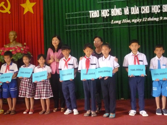 Trao học bổng và quà cho “Học sinh nghèo hiếu học, vượt khó&rdqu...