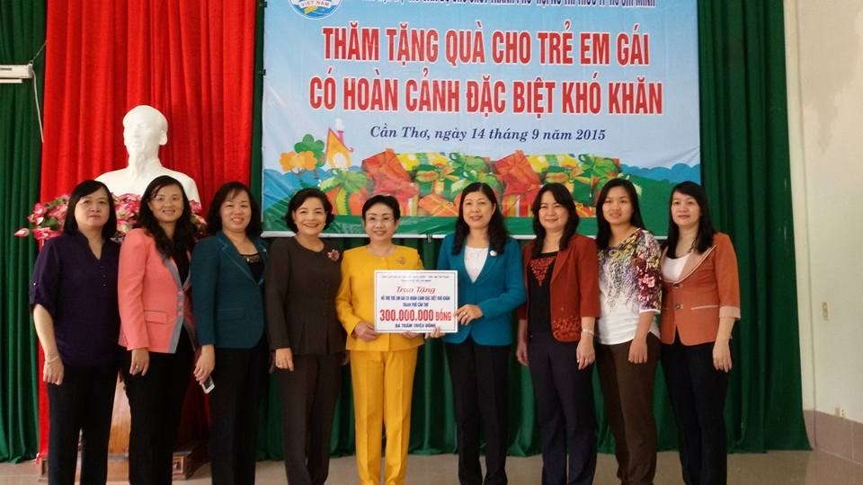 Tiếp nhận kinh phí tài trợ và tặng quà cho 30 trẻ em gái có hoàn cảnh ...