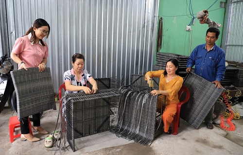 Nghề đan dây nhựa tạo cơ hội cho lao động nhàn rỗi