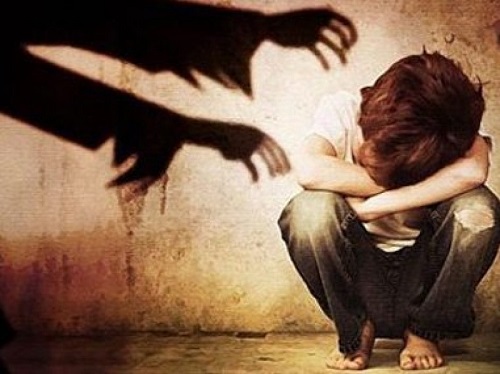 Xâm hại tình dục trẻ em nam: Làm gì để ngăn chặn tội ác?