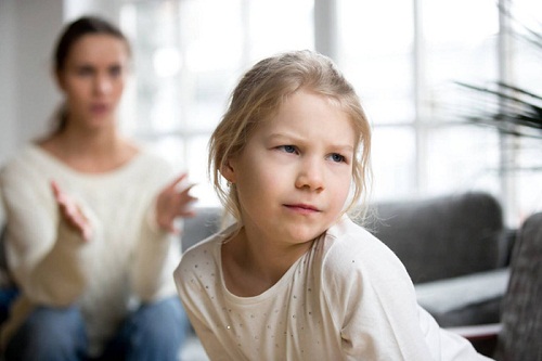Cha mẹ phản ứng nhanh với 7 thói xấu của trẻ